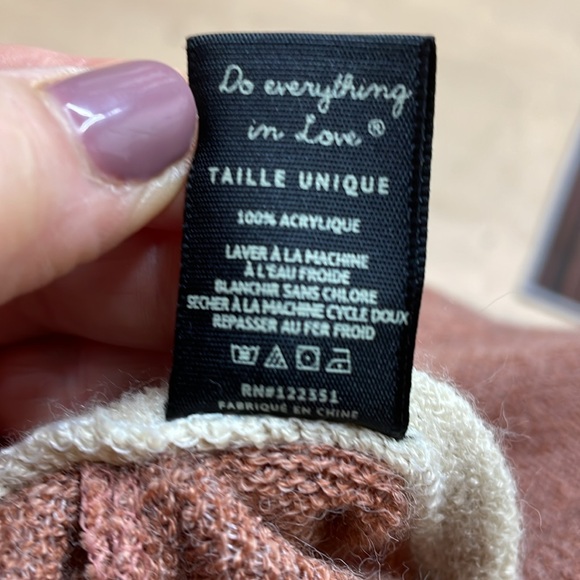 Shawl with cream at arm edges. - Picture 8 of 8